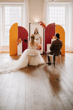 Lade das Bild in den Galerie-Viewer, Mietartikel - Ghost Chair als Traustuhl