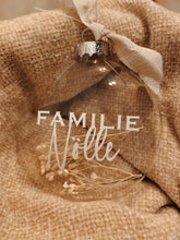 Lade das Bild in den Galerie-Viewer, Personalisierte, flache Weihnachtskugel mit Trockenblumen aus Glas, 8cm