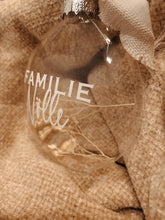 Lade das Bild in den Galerie-Viewer, Personalisierte, flache Weihnachtskugel mit Trockenblumen aus Glas, 8cm