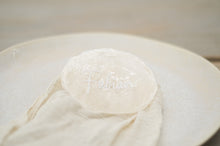 Lade das Bild in den Galerie-Viewer, Namenskärtchen in Muscheloptik, Personalisierte Caspizscheiben