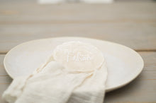 Lade das Bild in den Galerie-Viewer, Namenskärtchen in Muscheloptik, Personalisierte Caspizscheiben