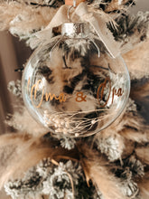 Lade das Bild in den Galerie-Viewer, Personalisierte, flache Weihnachtskugel mit Trockenblumen aus Glas, 8cm