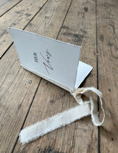 Lade das Bild in den Galerie-Viewer, Personalisierbare Heftchen für Eheversprechen im Boho Look aus Büttenpapier

